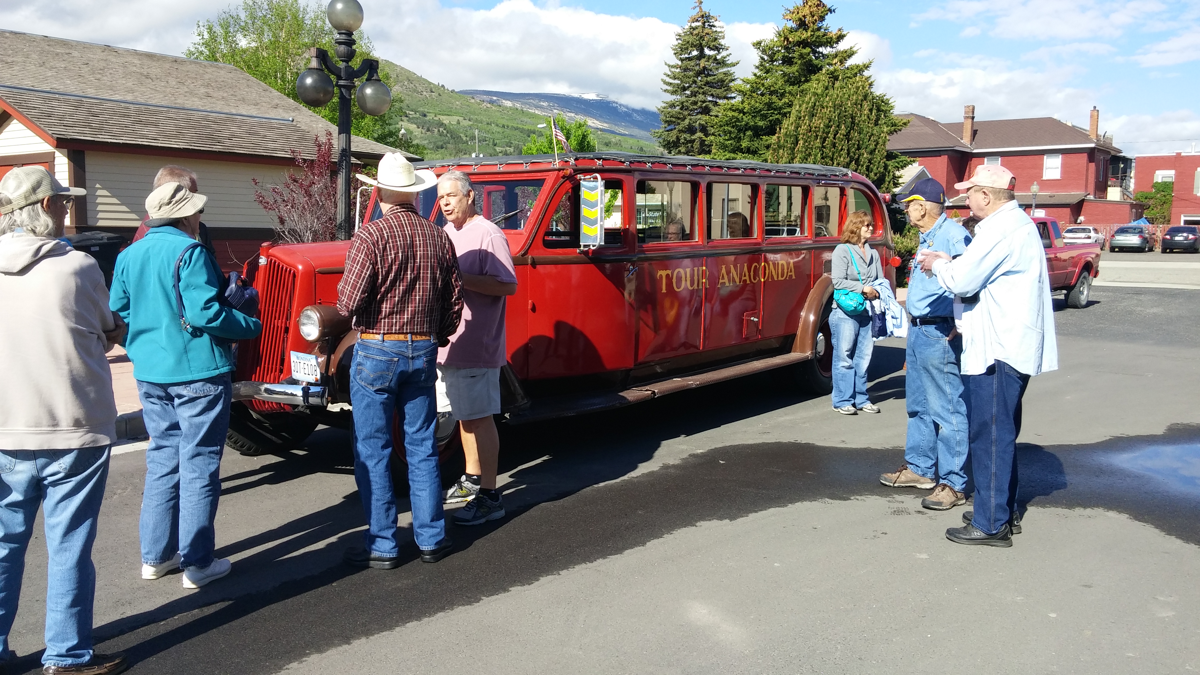 Red bus tour of Ananconda